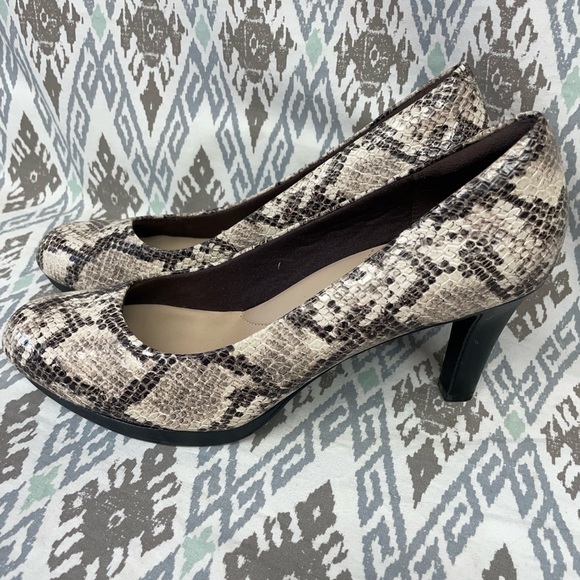 Clarks Illeana Tulip
Pointed Toe Pump Taupe
Snake Synthetic - Picture 3 of 7